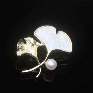 Brosa "White Ginkgo" din sidef si perla