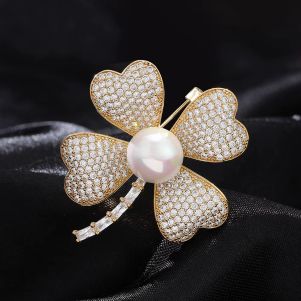 Brosa "Pearl Clover" din cristale