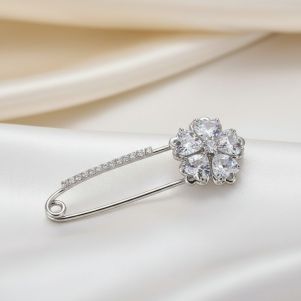 Brosa "Petaline" din cristale