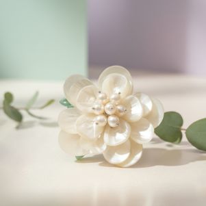 Brosa "Silk Flower" din sidef alb si perle naturale