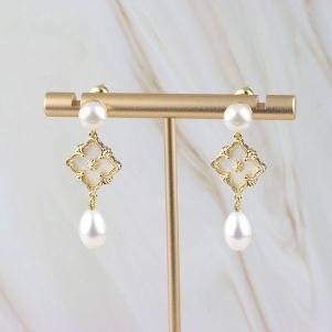 Cercei "Nivara" din perle naturale si sidef