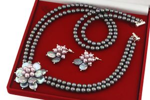 Set exclusivist cu flori din perle naturale Biwa si perle de Mallorca