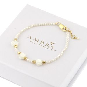 Bratara fina din perle naturale si trandafiri de sidef