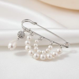Brosa agrafa din perle de Mallorca si rhinestone