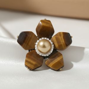 Brosa floare din ochi de tigru si perla de Mallorca