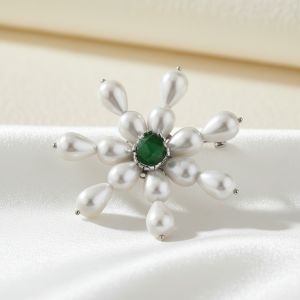 Brosa fulg din perle de Mallorca si jad verde