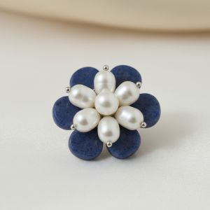 Brosa floare din blue spot si perle naturale