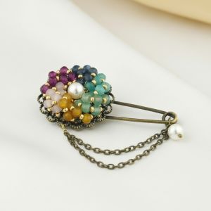 Brosa floare brodata din jad