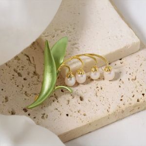 Brosa "Lily of the valley" din perle naturale