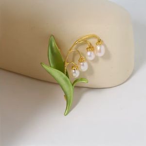 Brosa "Lily of the valley" din perle naturale