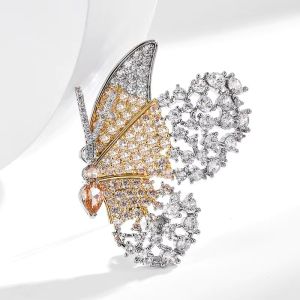 Brosa "Magnificent Butterfly" din cristale