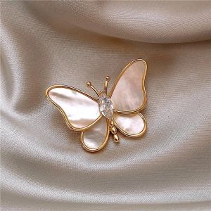 Brosa "White Butterfly" placata cu aur