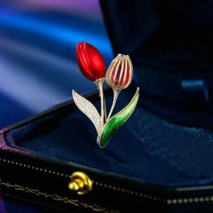 Brosa "Crimson Bloom" din cristale