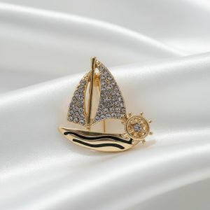 Brosa "Sailora" din cristale