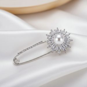 Brosa "Marquise" din cristale