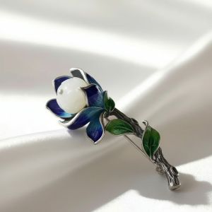 Brosa "Water Lily" din alama argintie