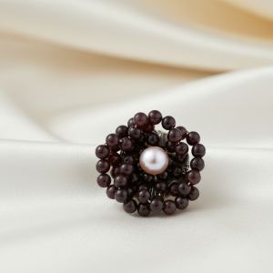 Brosa din granat si perla de cultura