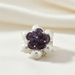 Brosa floare din perle de Mallorca albe si ametist