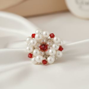 Brosa floare din perle de Mallorca si cristale Swarovski