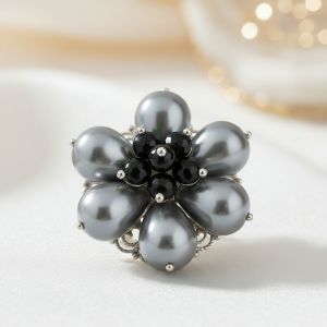 Brosa floare din perle de Mallorca si onix