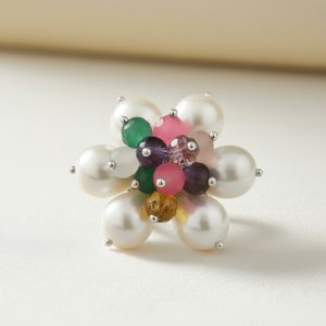 Brosa floare din perle si pietre semipretioase