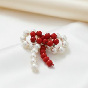 Brosa fundita din perle de Mallorca si coral rosu
