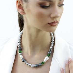 Colier "Silver Tie" din perle de Mallorca si cristale
