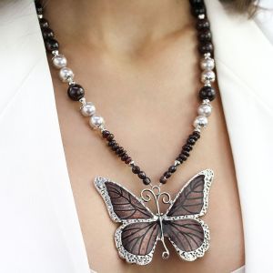 Colier "Butterfly Effect" din perle de Mallorca si granat
