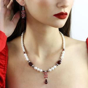 Colier "Cherry Wine" din perle de Mallorca si cristale