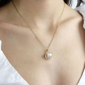 Colier "Elara" placat cu aur, cristale si perla