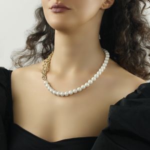 Colier asimetric din perle Mallorca albe si lant auriu