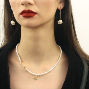 Colier fin din perle de Mallorca albe si elemente placate cu aur 18k