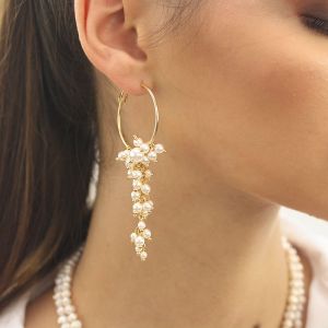 Cercei eleganti din perle de Mallorca albe si elemente placate cu aur 18k