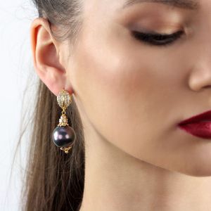 Cercei "Midnight Treasure" din perle de Mallorca si elemente din alama placata cu aur 18k