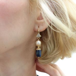 Cercei "Confidence" din perle de Mallorca si lapis lazuli