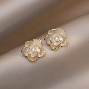 Cercei "Gardenia" placati cu aur si perle