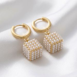 Cercei "White Cube" placati cu aur si perle