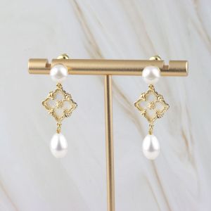 Cercei "Nivara" din perle naturale si sidef