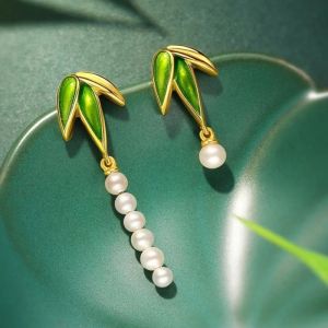 Cercei asimetrici "Leaf Loop'' placati cu aur si perle