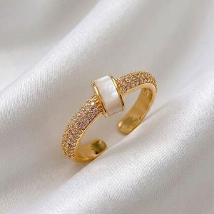 Inel "Linear Luminary" placat cu aur si cristale