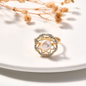 Inel "Pearl Pedestal" placat cu aur, cristale si perla