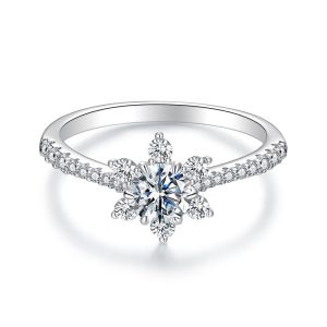 Inel "Winter's Hug" din argint si Moissanite