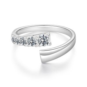 Inel "Sharp Beauty" din argint si Moissanite