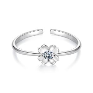 Inel "Dainty Flower" din argint si Moissanite