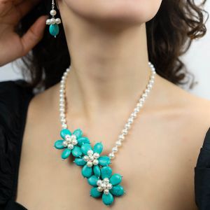Set flori asimetrice din perle naturale albe, turcoaz si argint