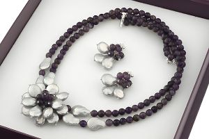 Set exclusivist cu flori din perle naturale Biwa si ametist