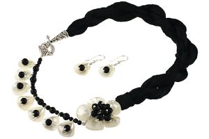 Set floare sidef alb, onix si matase naturala neagra