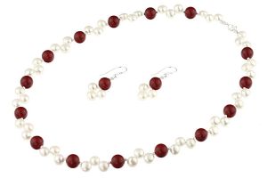 Set perle naturale albe si perle de Mallorca rosii