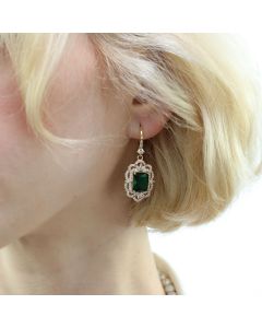 Cercei "Royal Green" din cristale si elemente din alama placata cu aur 18k