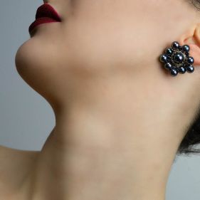 Cercei eleganti din perle de Mallorca negre si argint